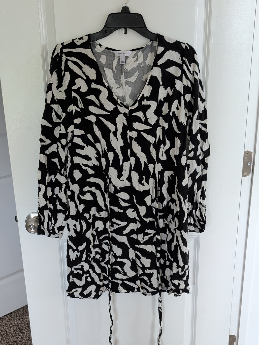 Nine West Black and White Abstract V-Neck Tunic